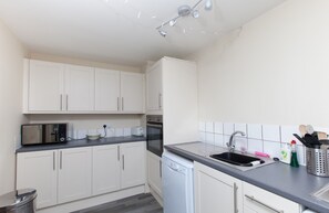 Full-sized fridge, microwave, coffee/tea maker, cookware/dishes/utensils - Festival Flat for 4 Overlooking Arthur's Seat (Edinburgh)