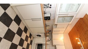 Private kitchen - Quaint and Cozy City Centre Apartment Ideal for 3 (Edinburgh)