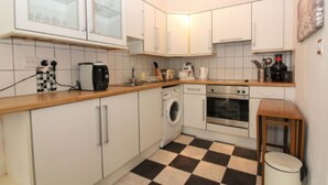 Private kitchen - Quaint and Cozy City Centre Apartment Ideal for 3 (Edinburgh)