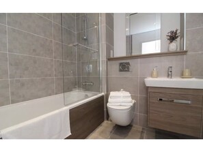 Bathroom - Luxurious, New Flat for 6 Near Arthur's Seat (Edinburgh)