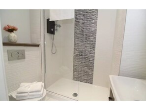Appartement (2 Bedrooms) | Salle de bain | Baignoire et douche séparées, articles de toilette (gratuits)