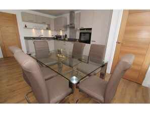 Apartment (2 Bedrooms) | In-room dining - Luxurious, New Flat for 6 Near Arthur's Seat (Edinburgh)