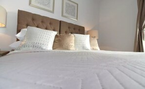 Appartement (2 Bedrooms) | 2 chambres, fer et planche à repasser, accès au Wi-Fi (inclus)