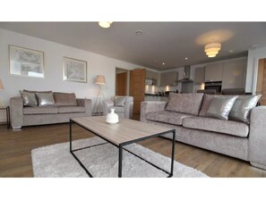 Living area - Luxurious, New Flat for 6 Near Arthur's Seat (Edinburgh)