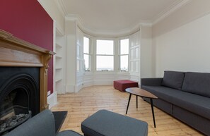 Living area - Spacious 1BR Flat With View in Edinburgh -sleeps 4 (Edinburgh)