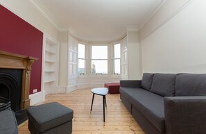 Fireplace - Spacious 1BR Flat With View in Edinburgh -sleeps 4 (Edinburgh)