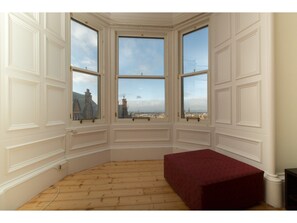 1 bedroom, iron/ironing board, free WiFi - Spacious 1BR Flat With View in Edinburgh -sleeps 4 (Edinburgh)