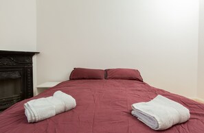 1 bedroom, iron/ironing board, free WiFi - Spacious 1BR Flat With View in Edinburgh -sleeps 4 (Edinburgh)
