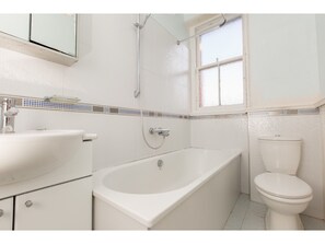 Bathtub, free toiletries - Spacious 1BR Flat With View in Edinburgh -sleeps 4 (Edinburgh)