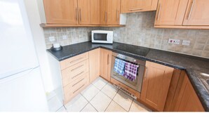 Coffee/tea maker, full-sized fridge, microwave, cookware/dishes/utensils - Newly Redecorated 2BR Victoria Docks Flat for 4 (London)