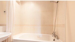 Bathtub, free toiletries - Newly Redecorated 2BR Victoria Docks Flat for 4 (London)