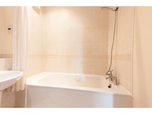 Badekar og toalettartikler (inkludert)