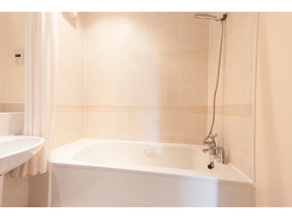 Badewanne, kostenlose Toilettenartikel