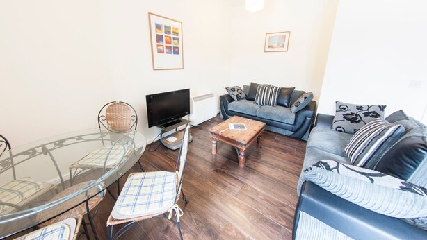 Living area - Newly Redecorated 2BR Victoria Docks Flat for 4 (London)