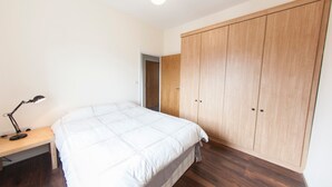2 bedrooms, iron/ironing board, free WiFi - Newly Redecorated 2BR Victoria Docks Flat for 4 (London)