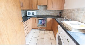 Coffee/tea maker, full-sized fridge, microwave, cookware/dishes/utensils - Newly Redecorated 2BR Victoria Docks Flat for 4 (London)