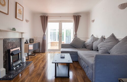 Spacious 3-br House W/conservatory in Greenwich