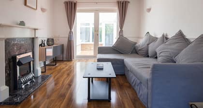 Spacious 3-br House W/conservatory in Greenwich