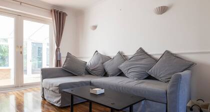Spacious 3-br House W/conservatory in Greenwich