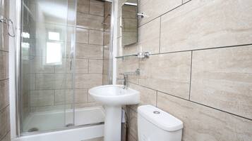 House (4 Bedrooms) | Bathroom | Free toiletries, hair dryer, towels