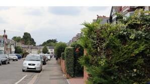 Property grounds - Holiday Home for 8 + Parking - Trendy Easy Oxford (Oxford)