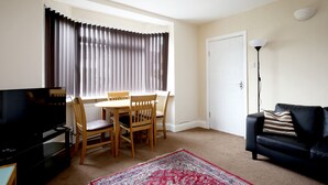 House (4 Bedrooms) | Living room - Holiday Home for 8 + Parking - Trendy Easy Oxford (Oxford)
