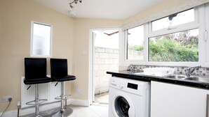 Laundry room - Holiday Home for 8 + Parking - Trendy Easy Oxford (Oxford)