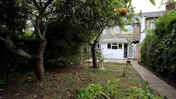 House (4 Bedrooms) | Garden view