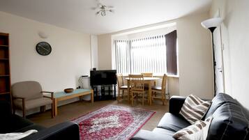 House (4 Bedrooms) | Living area | TV