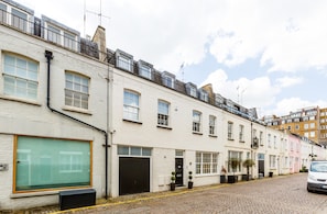 Front of property - Rare and Gorgeous Hyde Park Mews House Sleeps 8 (London)