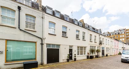 Rare and Gorgeous Hyde Park Mews House Sleeps 8
