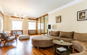 TV - Rare and Gorgeous Hyde Park Mews House Sleeps 8 (London)