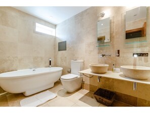 Separate tub and shower, free toiletries - Rare and Gorgeous Hyde Park Mews House Sleeps 8 (London)