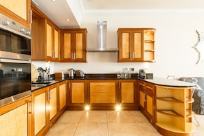 Full-sized fridge, microwave, stovetop, coffee/tea maker - Rare and Gorgeous Hyde Park Mews House Sleeps 8 (London)