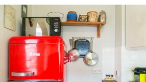 Een koffiezetapparaat/waterkoker, een koelkast met diepvriezer