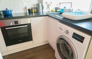 Full-sized fridge, microwave, oven, coffee/tea maker - Perfect Brighton 2 Bed With Sea View! (Brighton)