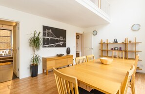 客室内のダイニングエリア