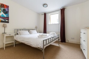 2 室のベッドルーム、デスク、WiFi (無料)