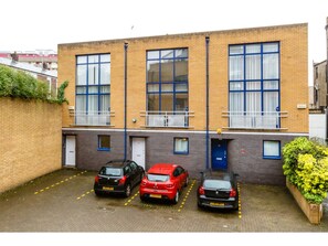 Free parking nearby - Modern 2bed Townhouse in Central London Sleeps 6 (London)