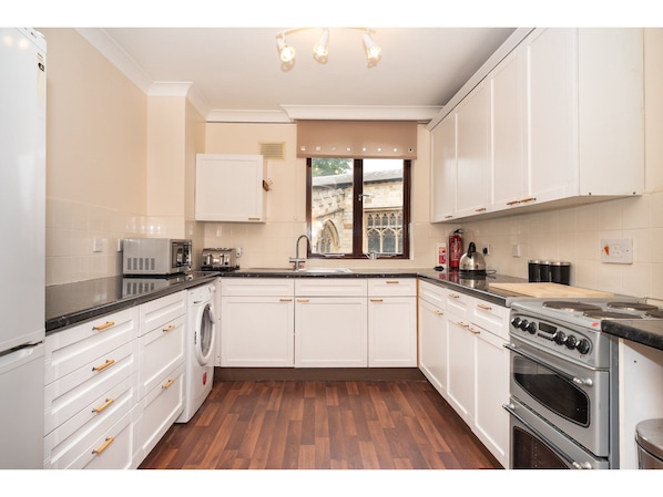 Apartment (2 Bedrooms) | Private kitchen | Full-size fridge, microwave, oven, stovetop