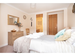 Apartment (2 Bedrooms) | Laptop workspace, iron/ironing board, free WiFi, bed sheets