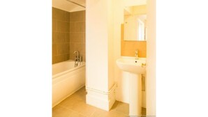Bathroom - Peaceful Contemporary Kemptown 1 BD Near the Beach (Brighton)