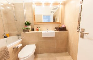 Combined shower/tub, free toiletries