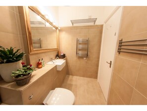 Combined shower/bathtub, free toiletries