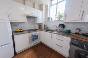 Full-sized fridge, microwave, coffee/tea maker, cookware/dishes/utensils - Spacious one Bedroom Flat in South London (London)