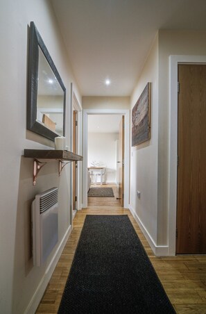 Hallway - Spacious & Modern, 2BR in Manchester City Centre (Manchester)