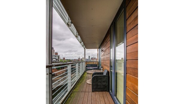 Unclassified image, 1 of 21, button - Spacious & Modern, 2BR in Manchester City Centre (Manchester)