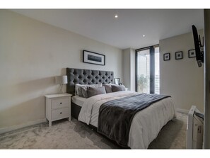 2 bedrooms, iron/ironing board, free WiFi - Spacious & Modern, 2BR in Manchester City Centre (Manchester)