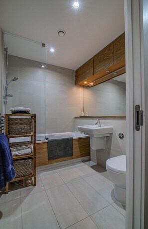 Ensemble baignoire-douche, articles de toilette (gratuits)