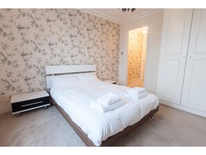 2 bedrooms, free WiFi - Spacious 2 Bedroom Flat in Queens Park - Sleeps 6 (London)